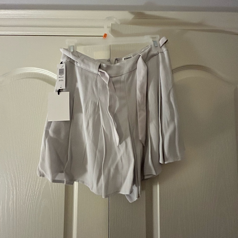 Aritiza shorts: the Wesley shorts! Colour: ice grey, size:6, BRAND NEW, TAGS ON - Picture 1 of 4